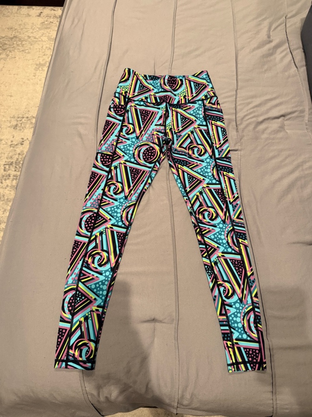 Women's Vibrant 90’s Geometric Print Leggings